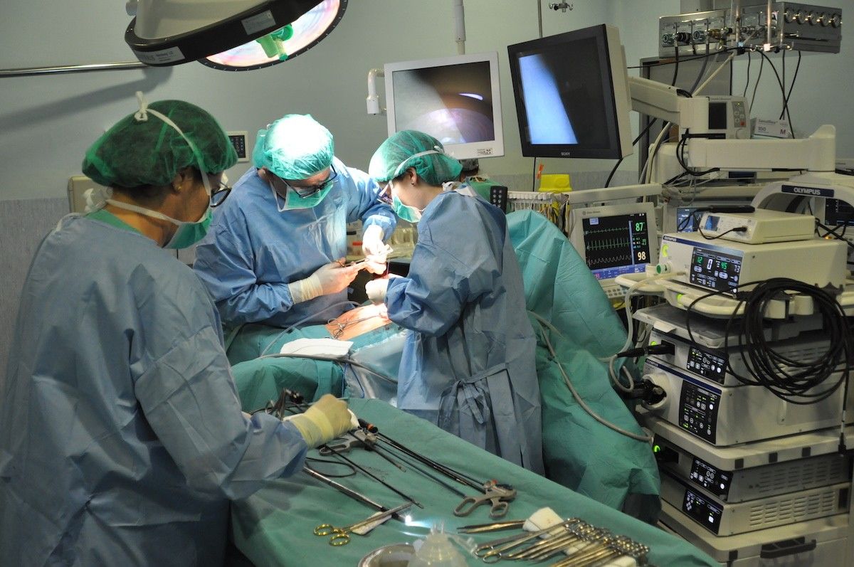Intervenció quirúrgica a l'Hospital Dr. Josep Trueta.