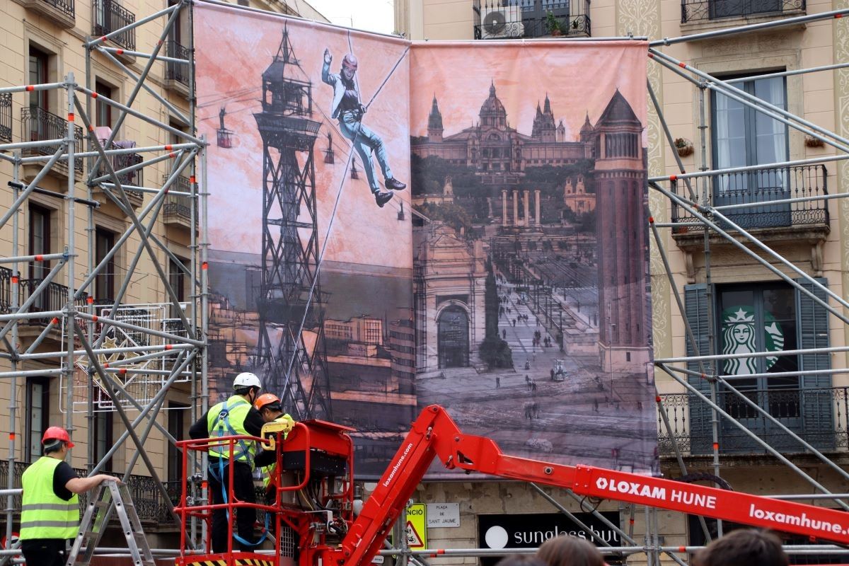 Els operaris instal·len els primers elements del pessebre de Sant Jaume 