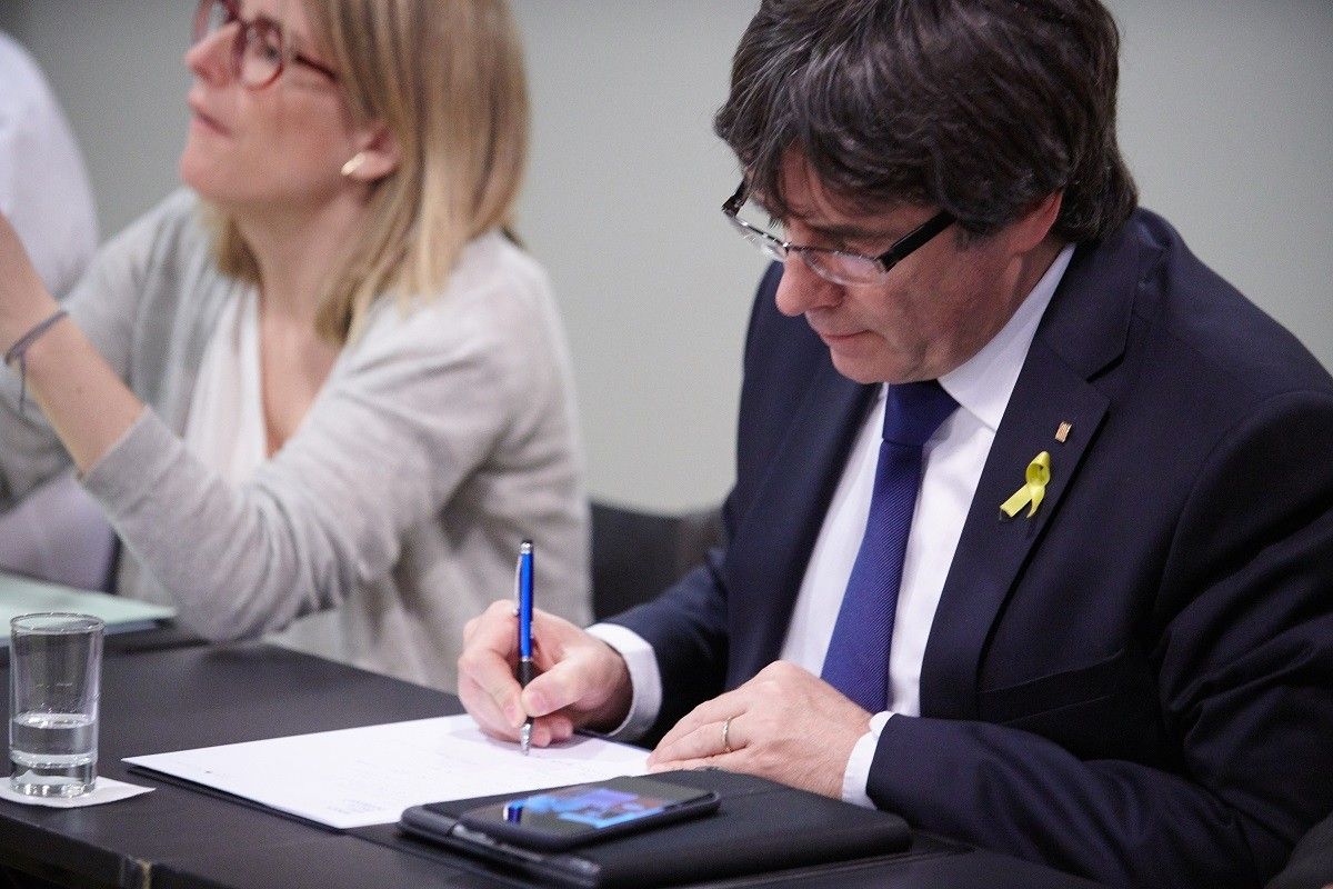 Carles Puigdemont i Elsa Artadi, en la reunió del grup parlamentari de JxCat a Berlín