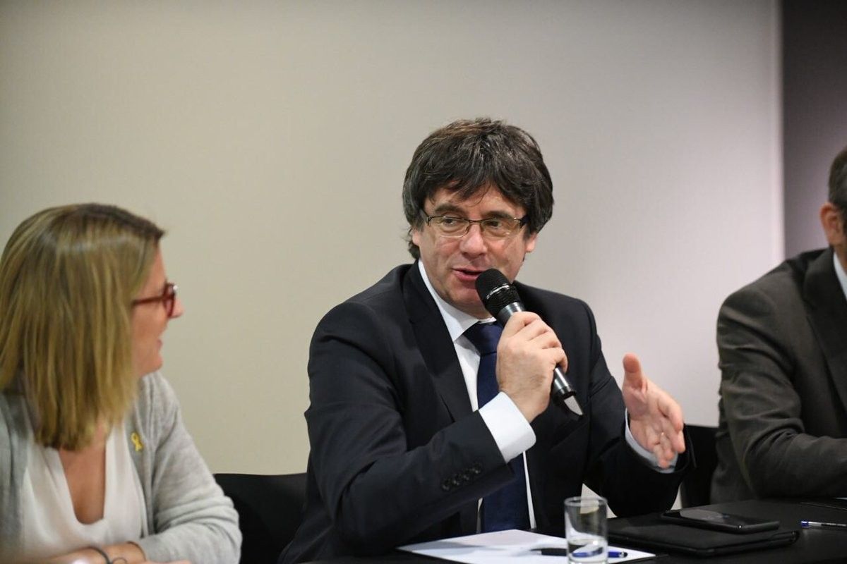 Carles Puigdemont, durant una reunió del grup parlamentari a Berlín