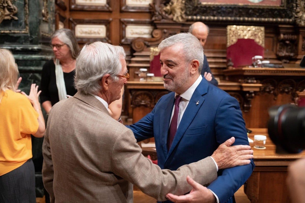 Xavier Trias saluda Jaume Collboni en un ple de l'Ajuntament de Barcelona