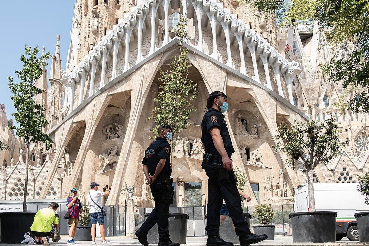 La Sagrada Família amb pocs turistes i policies al voltant