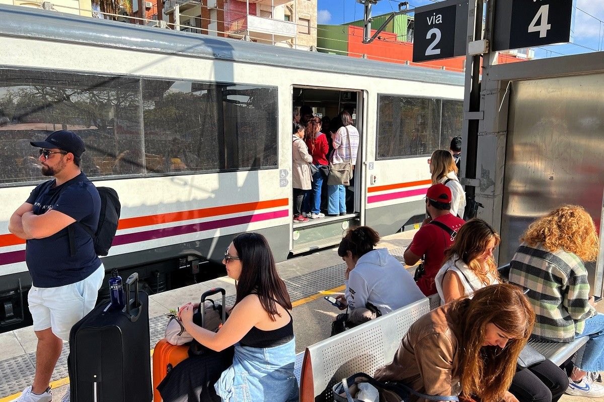 Passatgers esperant a l'estació de Castelldefels durant l'avaria de l'R2 el passat maig