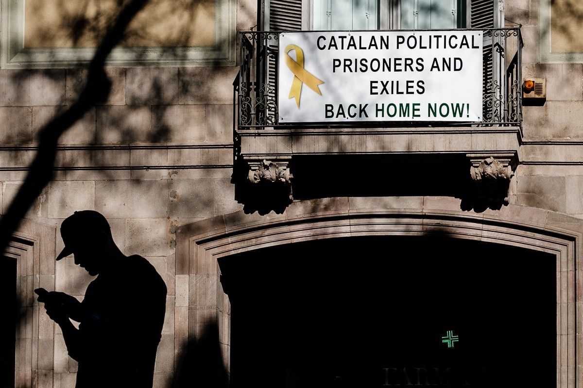 Pancarta per la llibertat dels presos polítics i el retorn dels exiliats en un balcó de la Rambla