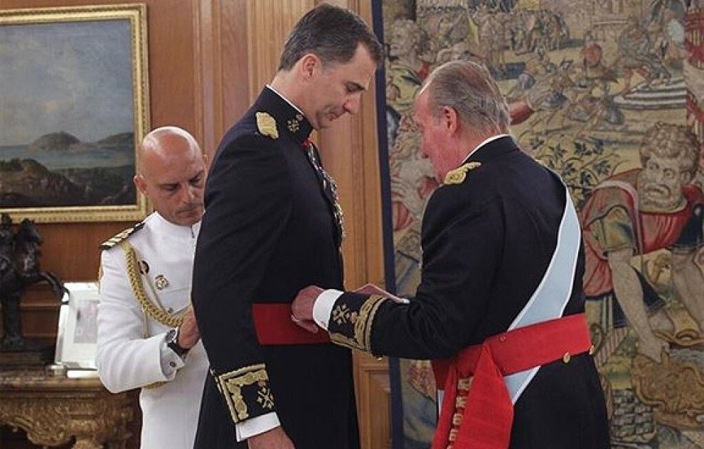 Joan Carles imposa la faixa de capità general de l'exèrcit espanyol a Felip VI