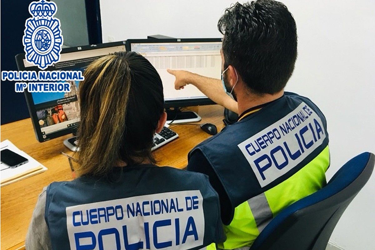 Dos agents de la Policia Nacional