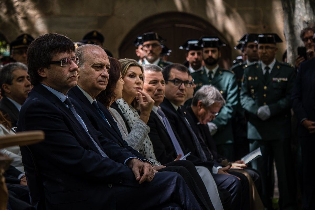 Puigdemont i Jorge Fernández Díaz, en l'acte de commemoració dels 25 anys de l'atemptat d'ETA a Vic