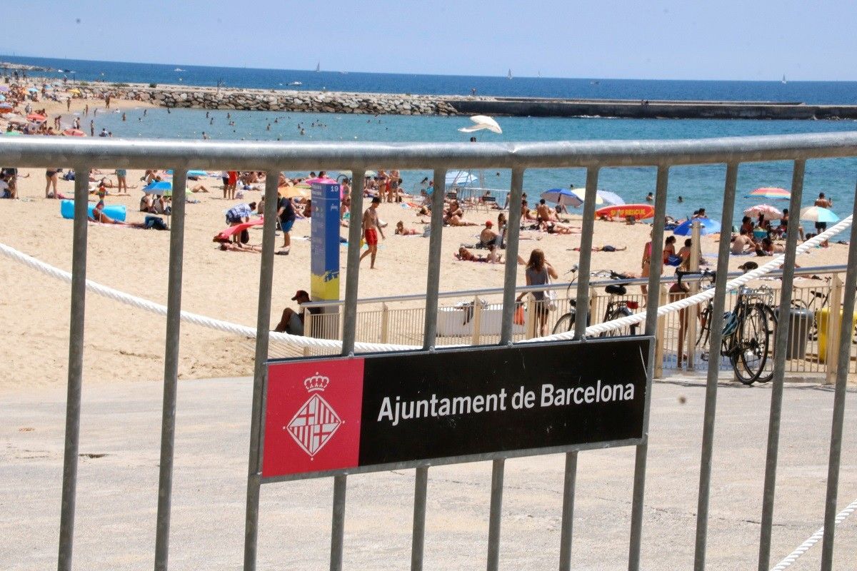 Una tanca a la platja Nova Icària de Barcelona.