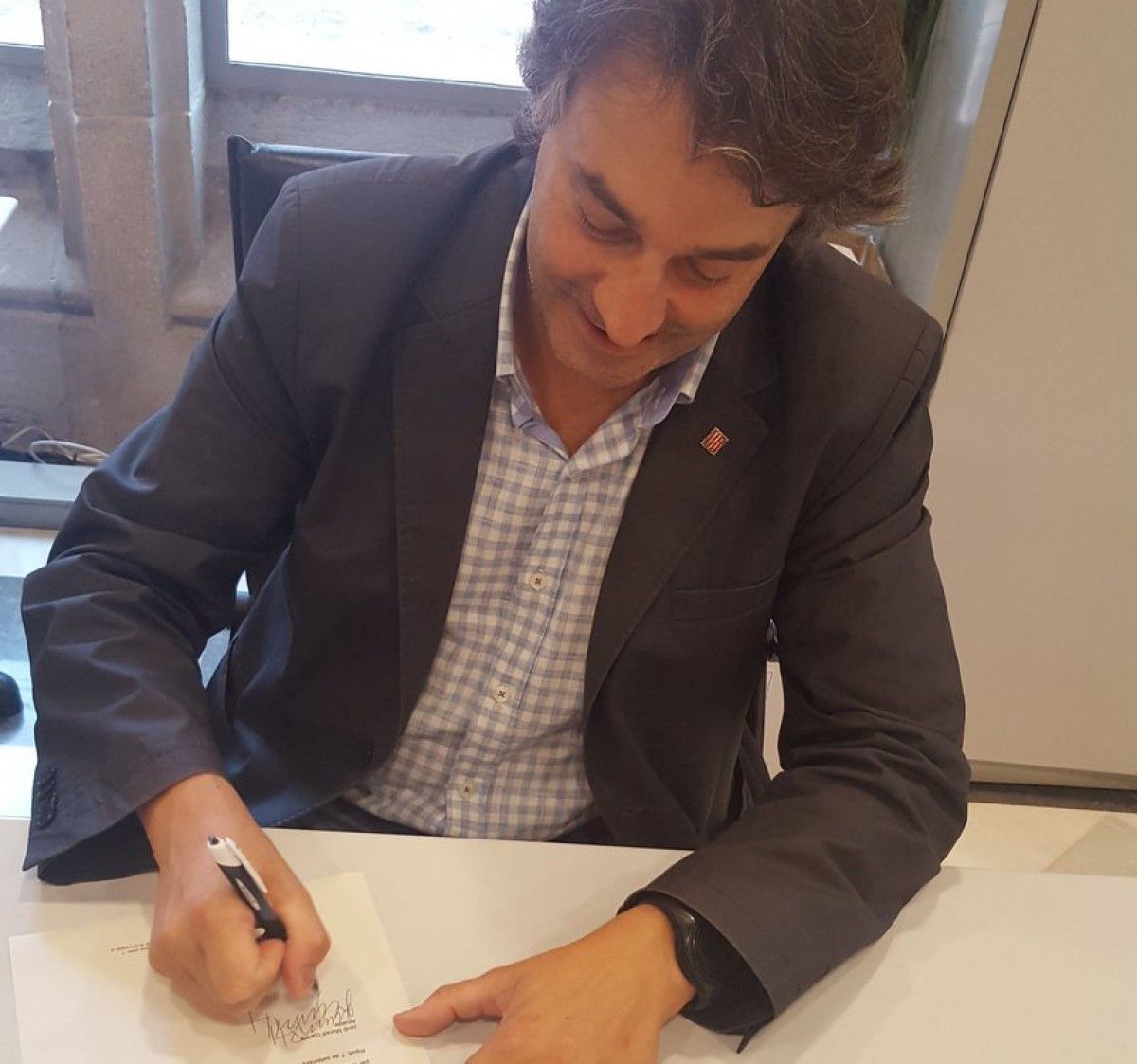 Jordi Munell, alcalde de Ripoll, signant el decret de suport al referèndum