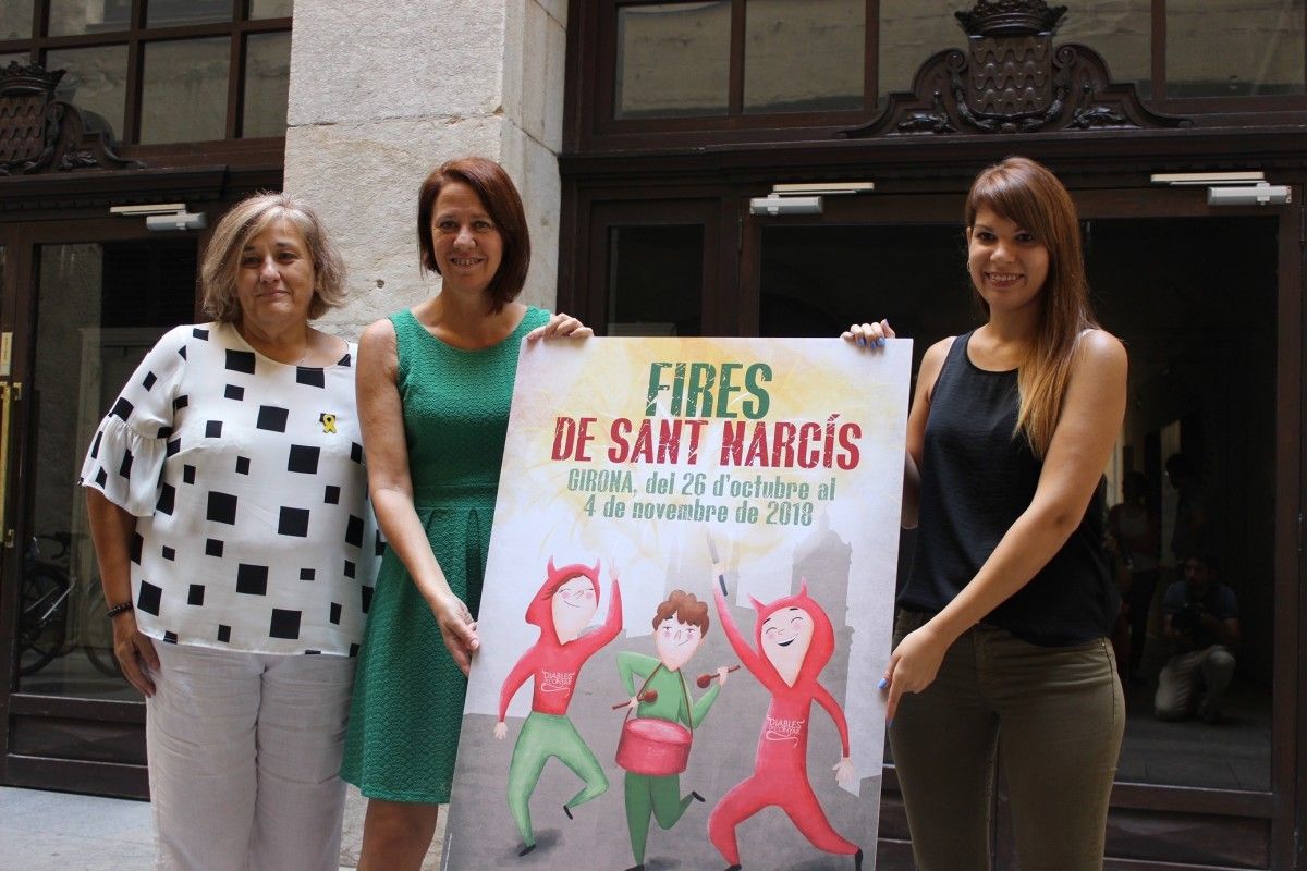 D’esquerra a dreta, la regidora Eva Palau, l’alcaldessa Marta Madrenas i l’autora del cartell, Cristina Culubret.