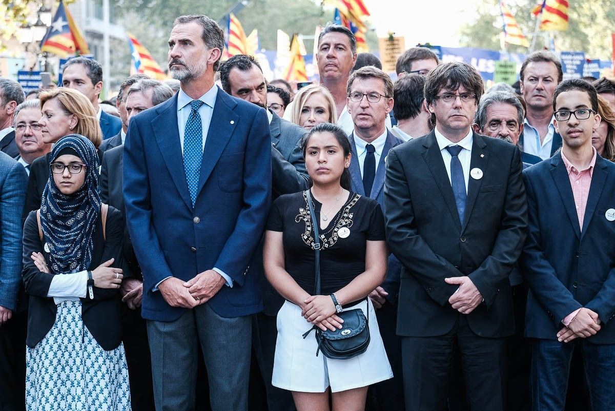 Felip VI i Puigdemont, en la manifestació contra els atemptats de Barcelona del 2017. 