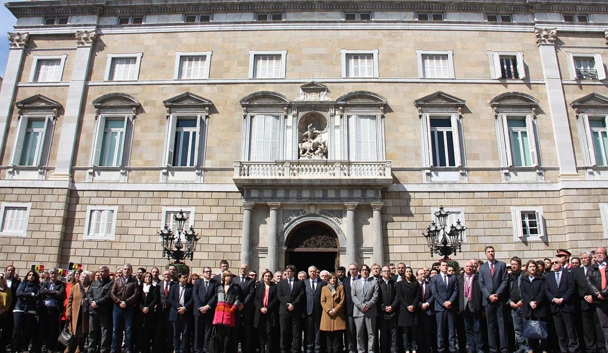 El minut de silenci a plaça Sant Jaume per les víctimes dels atemptats de Brussel·les