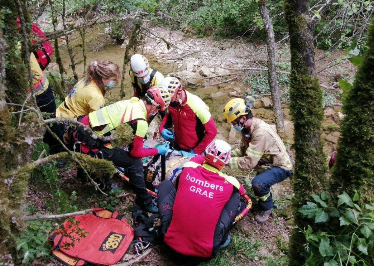 Els bombers, atenent l'accidentat