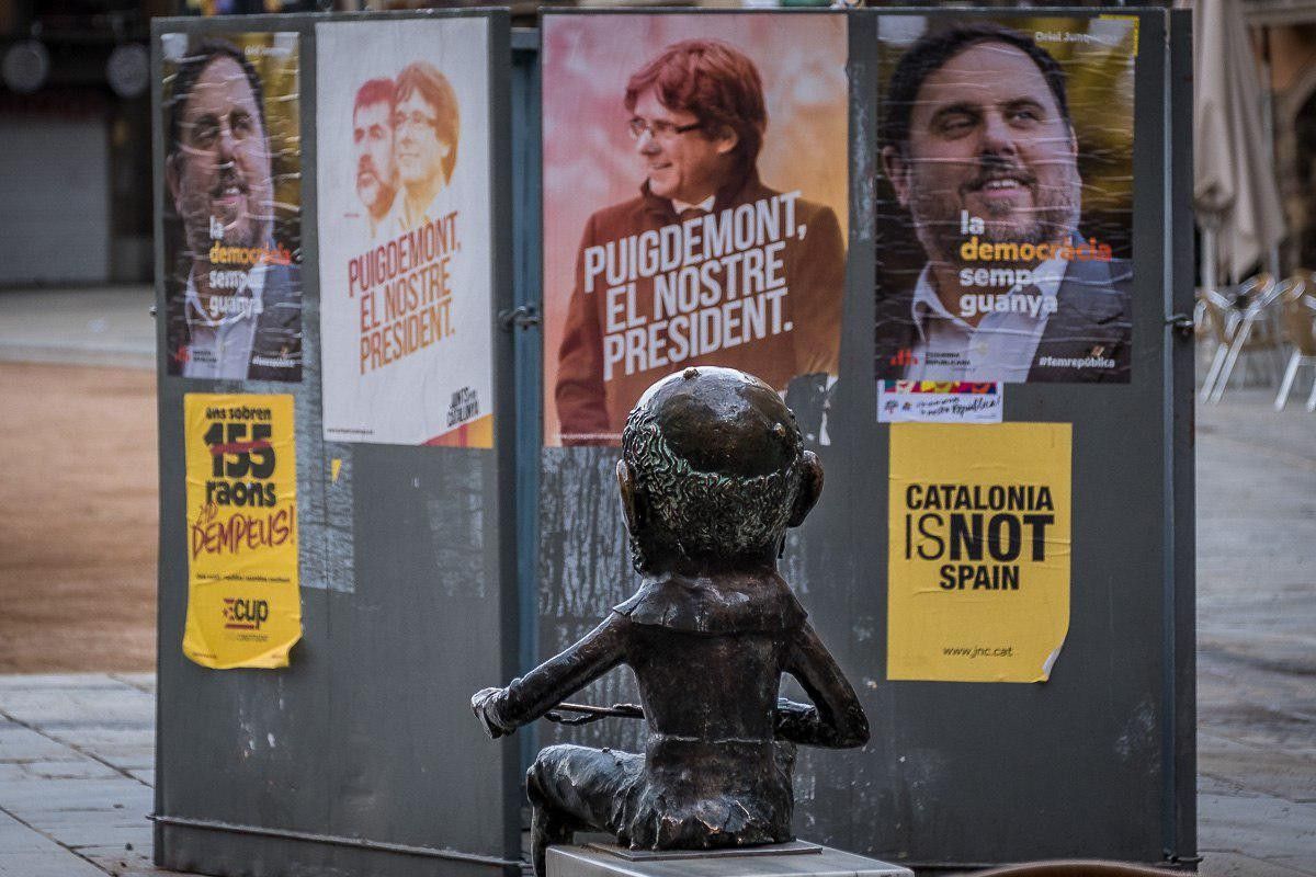 Cartells electorals de Puigdemont i Junqueras a Vic durant la campanya del 2017.