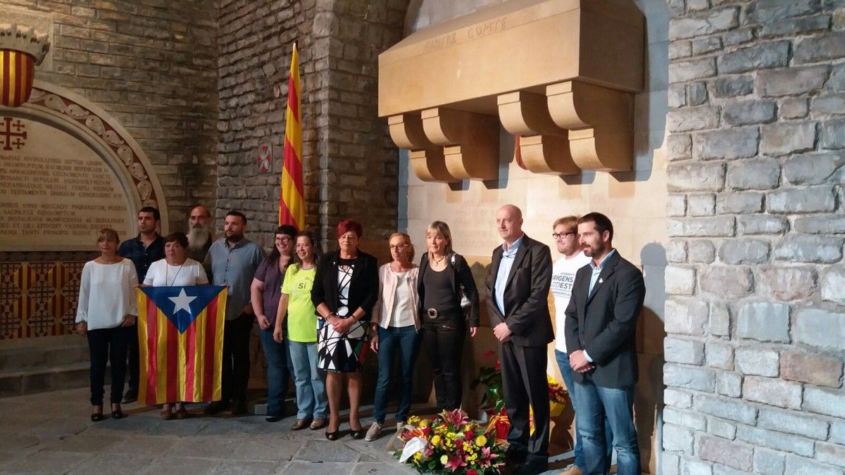 Ajuntament de Ripoll i entitats han assistit a l'ofrena de flors a Guifré el Pilós