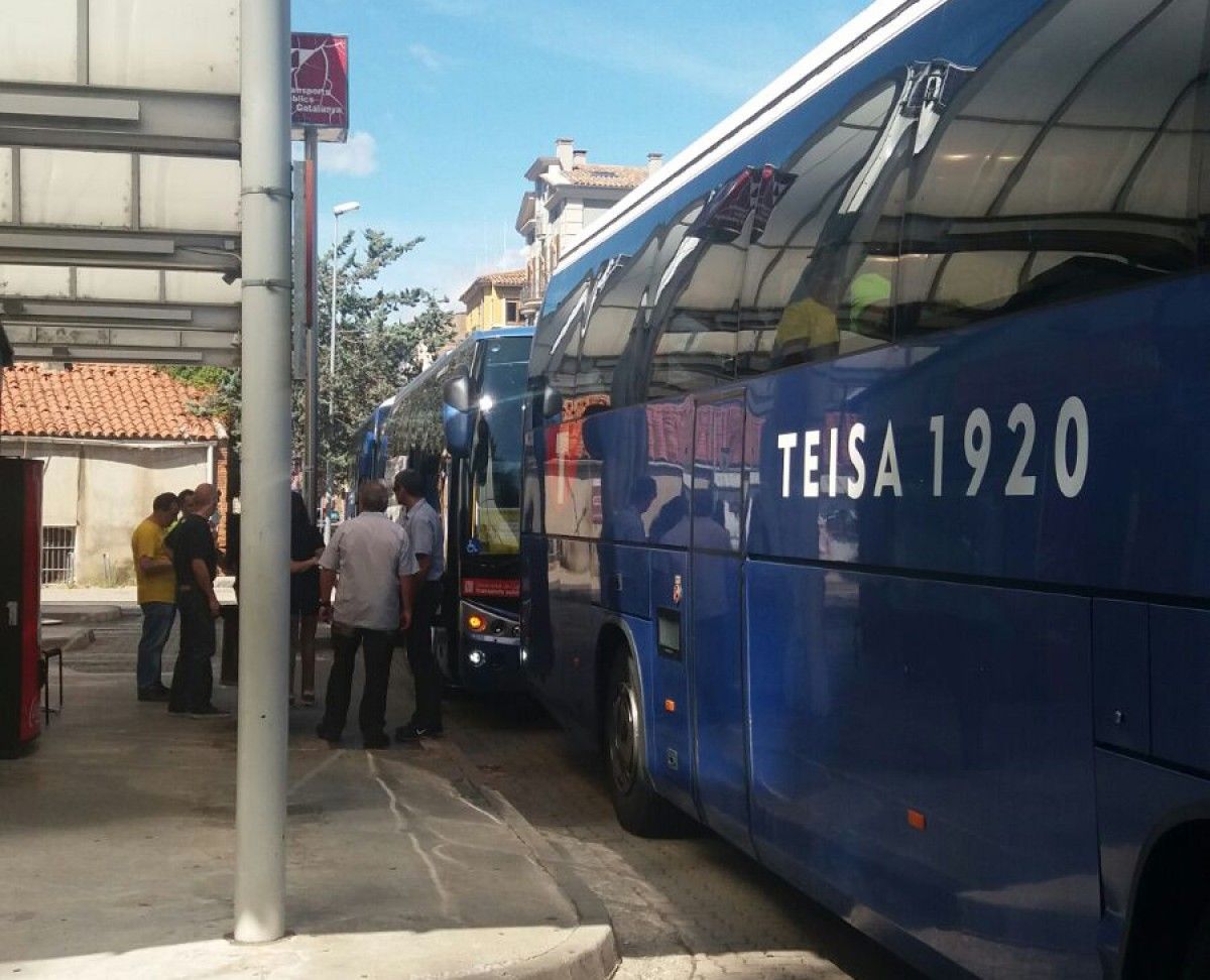 Autobusos sortint cap a la mobilització de la Diada des de l'estació de Ripoll