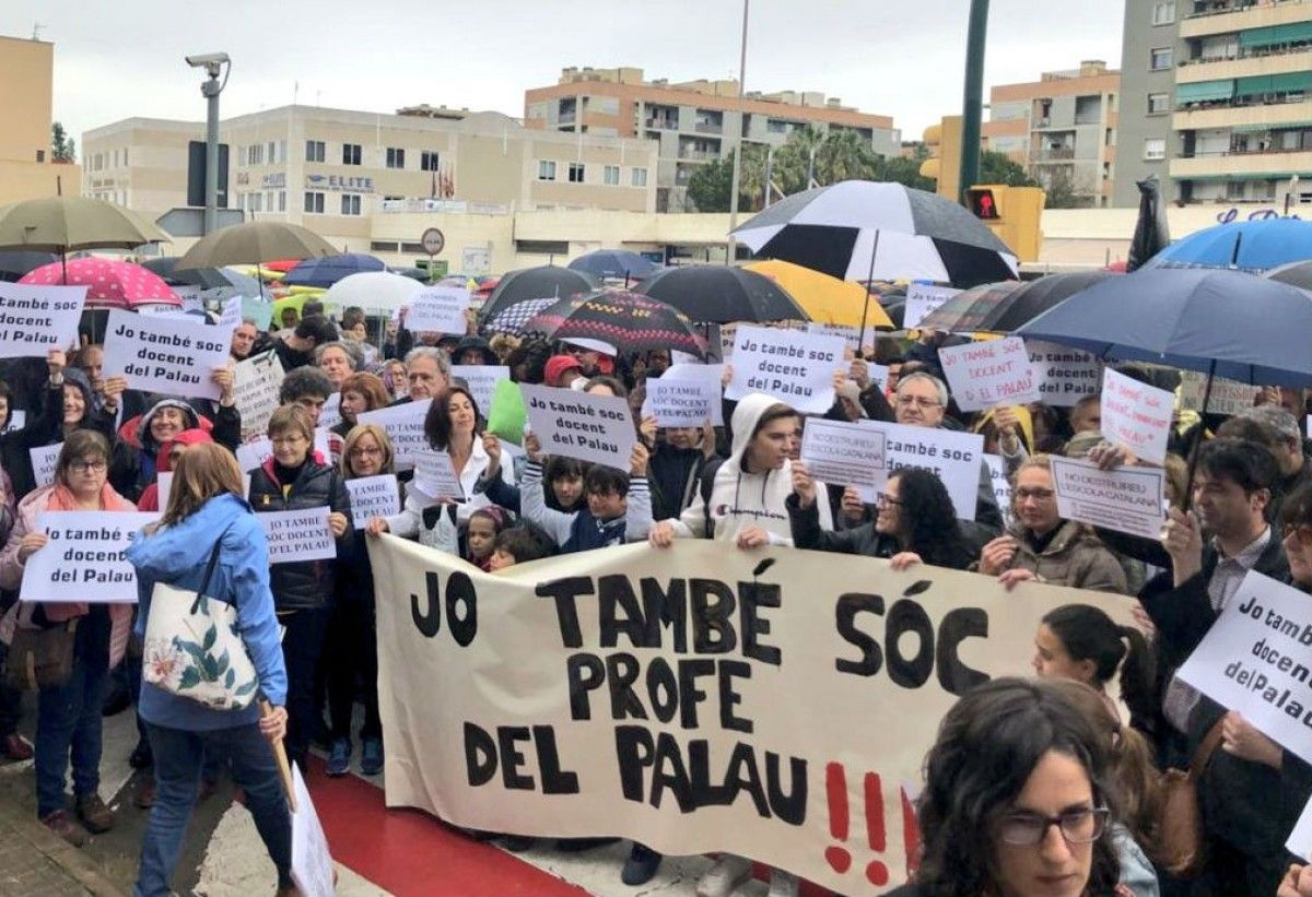 Pancartes de suport als professors de l'institut el Palau 