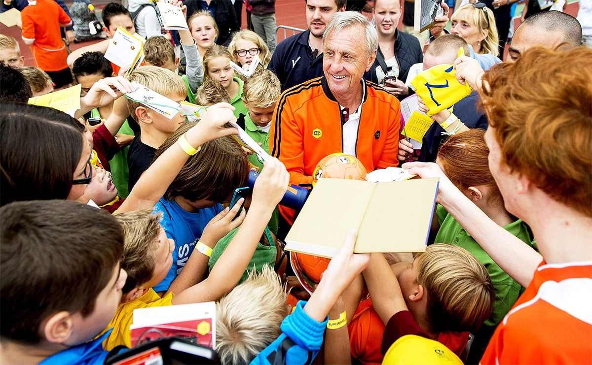 Johan Cruyff, envoltat de mainada a Holanda