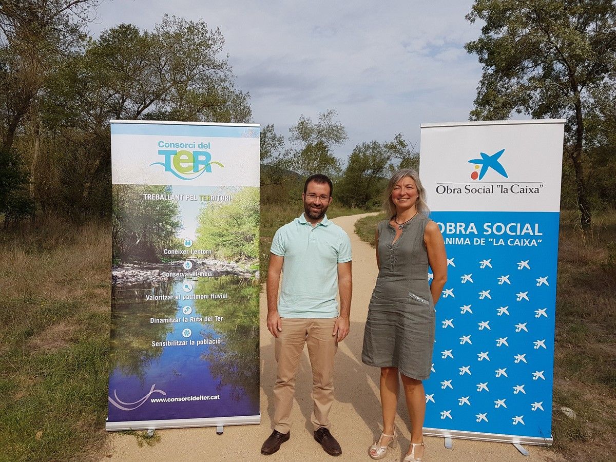 Joaquim Roca i Gemma Batlle formalitzant l'acord entre el Consorci del Ter i CaixaBank