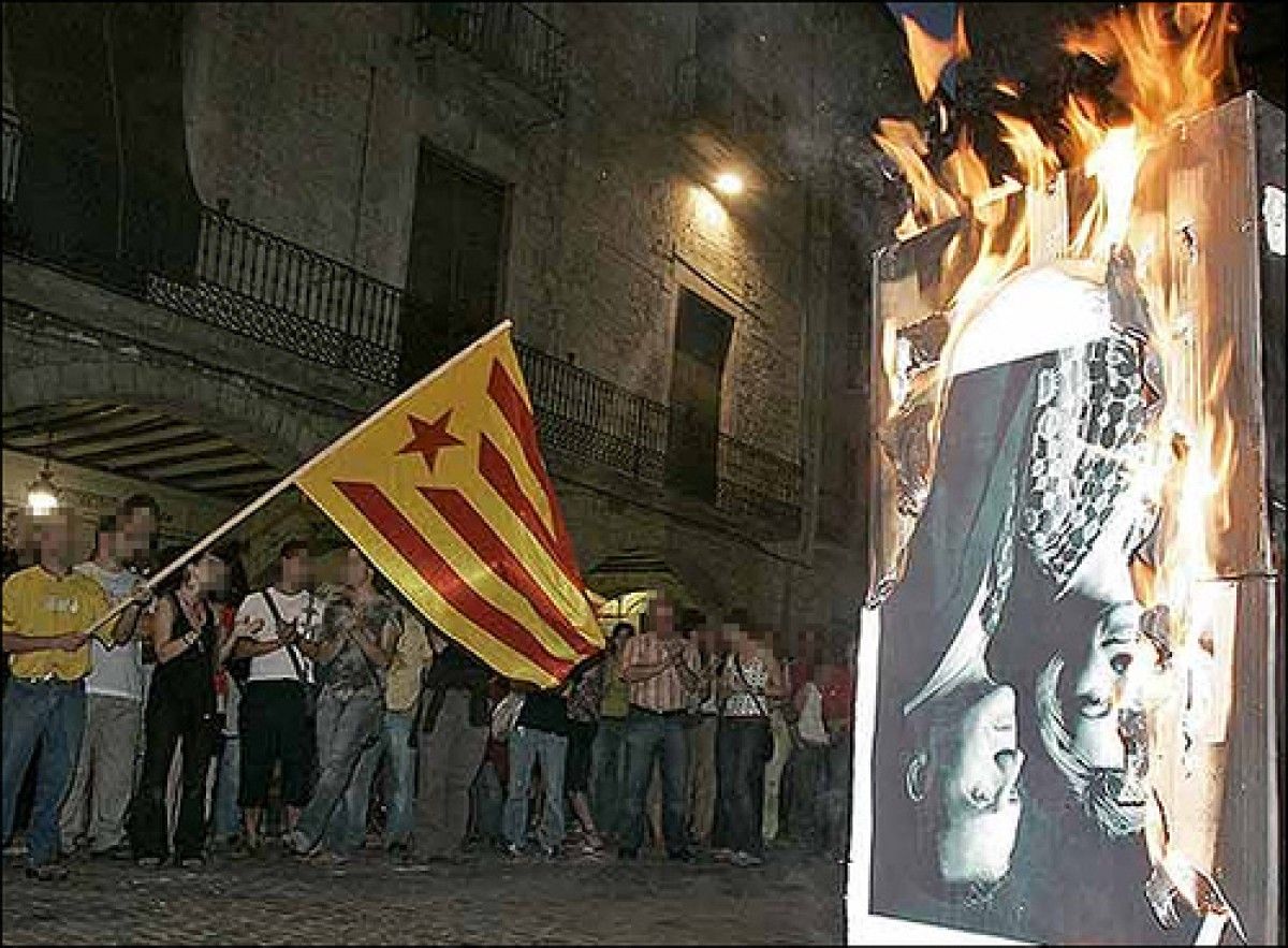 Crema de fotos del rei a Girona