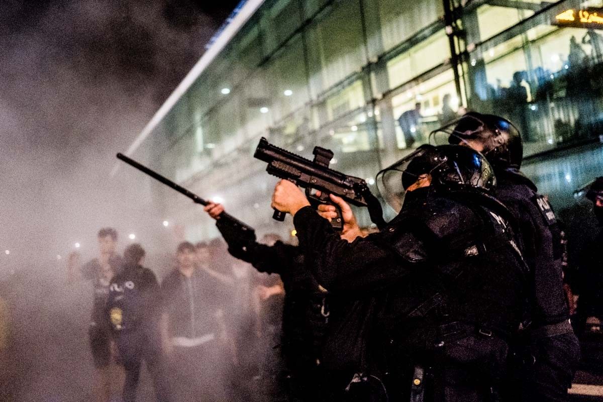 Agents de la policia a l'aeroport del Prat durant les protestes per la sentència