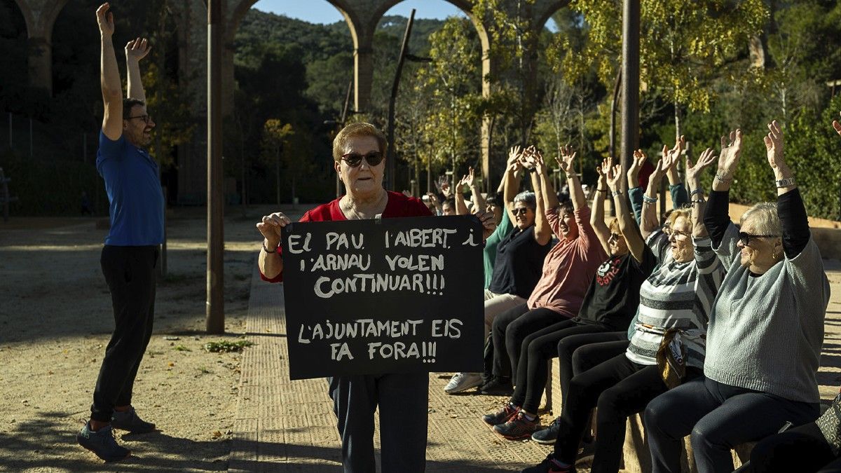 Veïns de Ciutat Meridiana, en protesta durant una classe de ioga