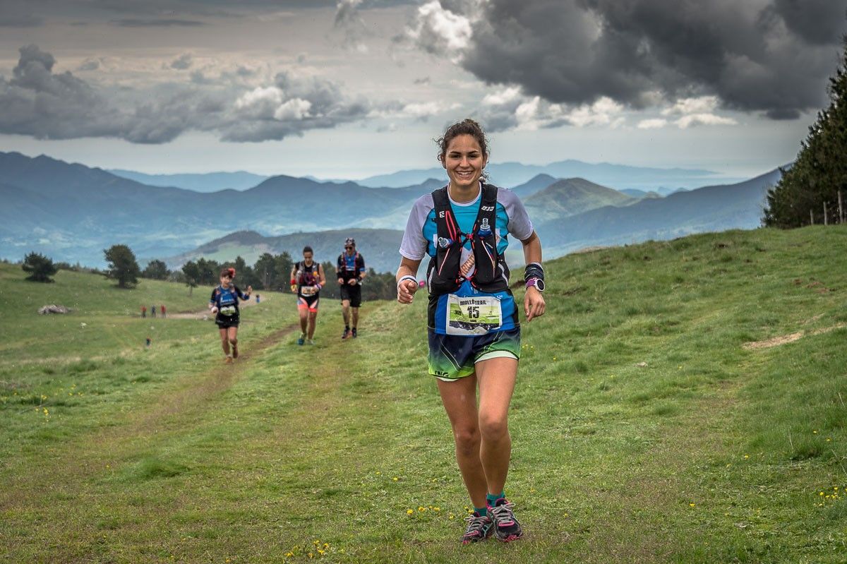 Una noia participa en una cursa de muntanya al Ripollès