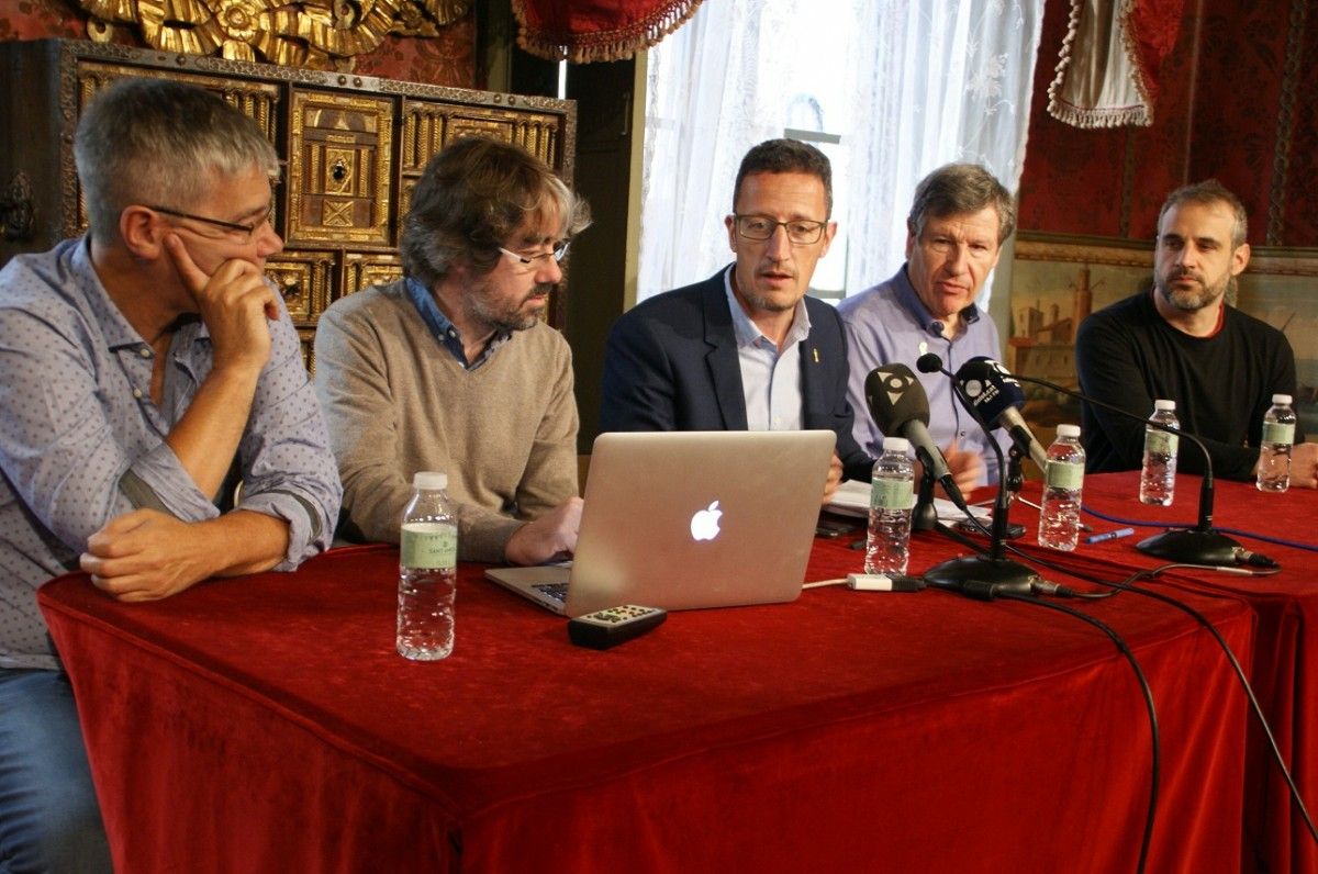 El regidor de Promoció Econòmica, Estanis Vayreda, envoltat de la resta d'organitzadors del Veus 2018 a Can Trincheria.