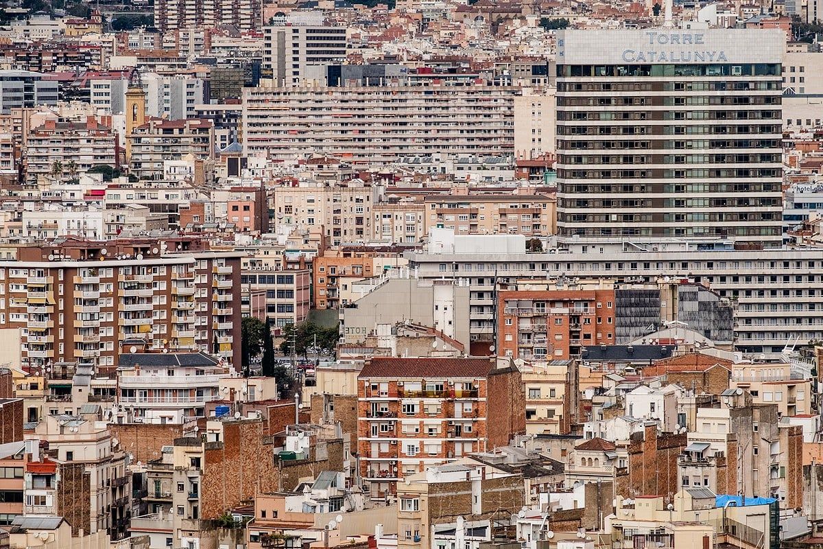 El problema de l'habitatge a Barcelona accelera el fenomen dels pisos patera. 