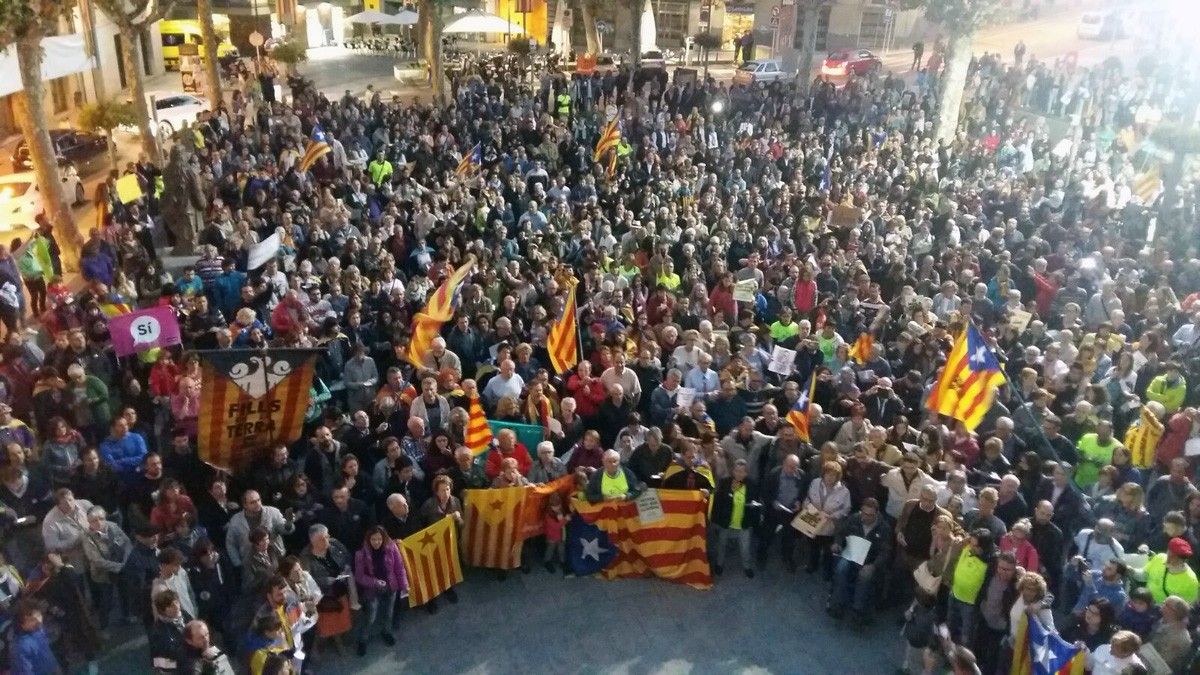 La plaça de l'Ajuntament de Ripoll s'ha omplert amb més de 800 persones