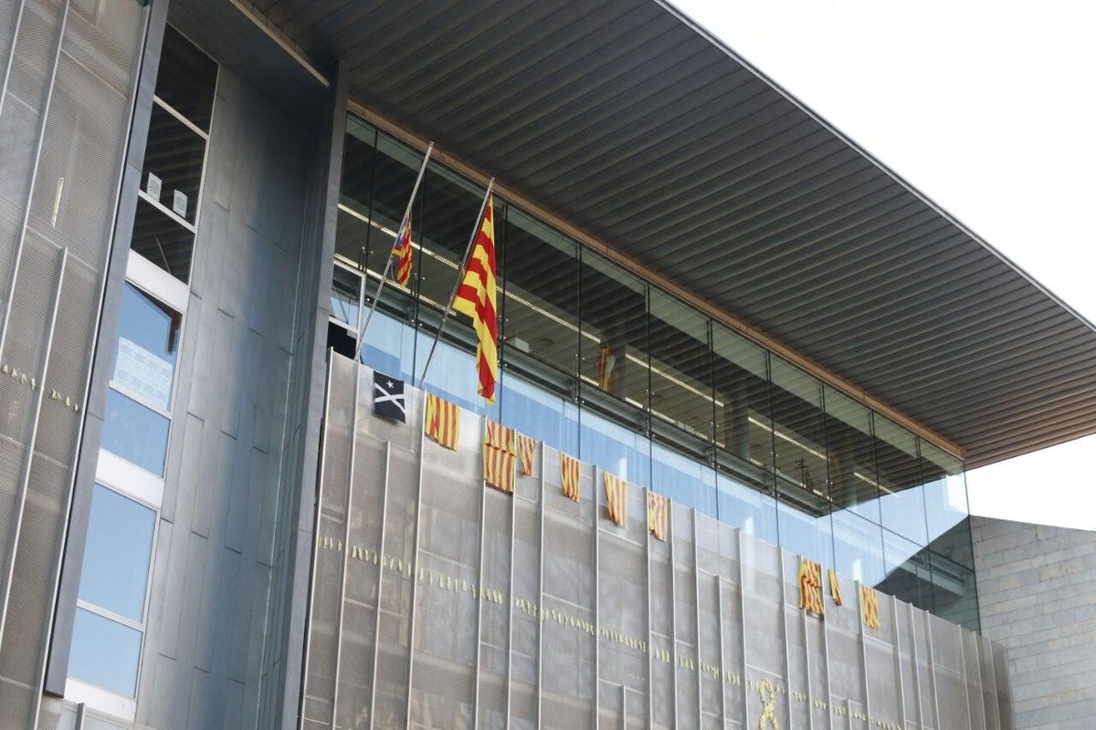 Façana de la delegació de la Generalitat a Girona, amb l'estelada al lloc de la bandera espanyola.