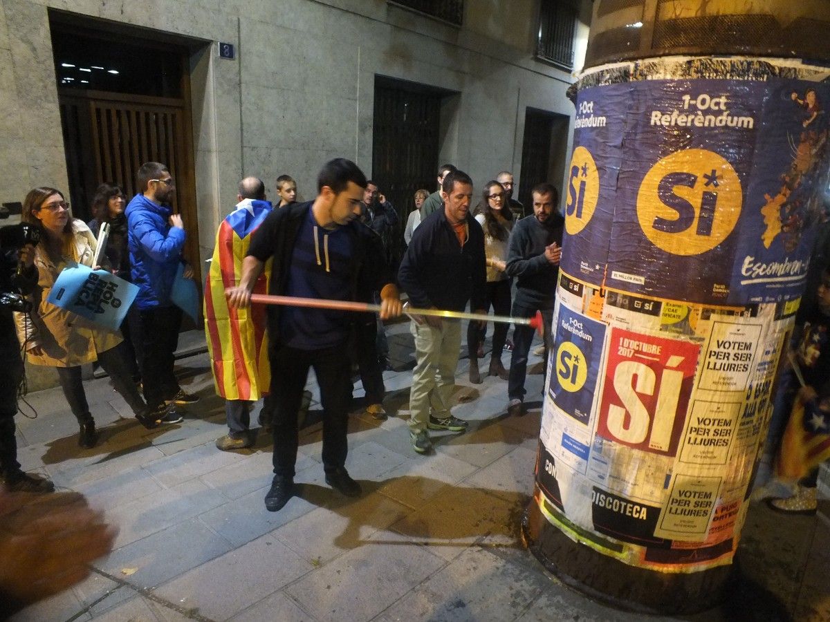 Aquest dijous al vespre s'ha fet una empaperada de cartells massiva a Ripoll en el marc de la campanya del referèndum de l'1-O