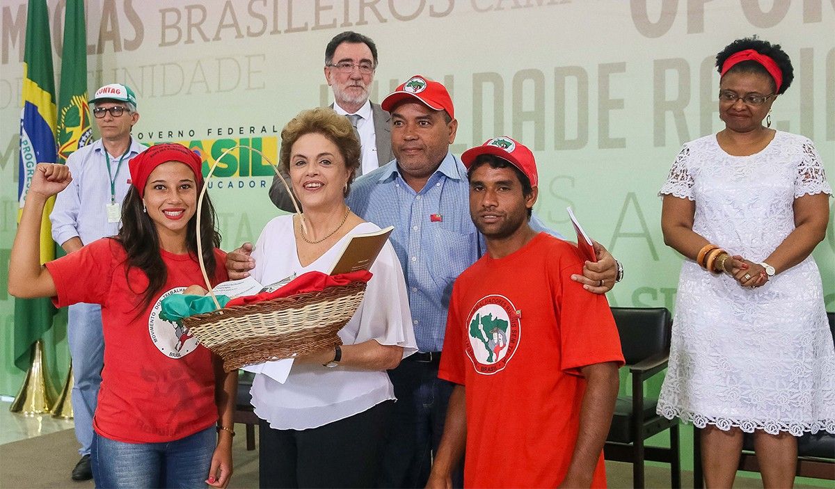 Dilma Rousseff, aquest divendres amb membres del Moviment Sense Terra