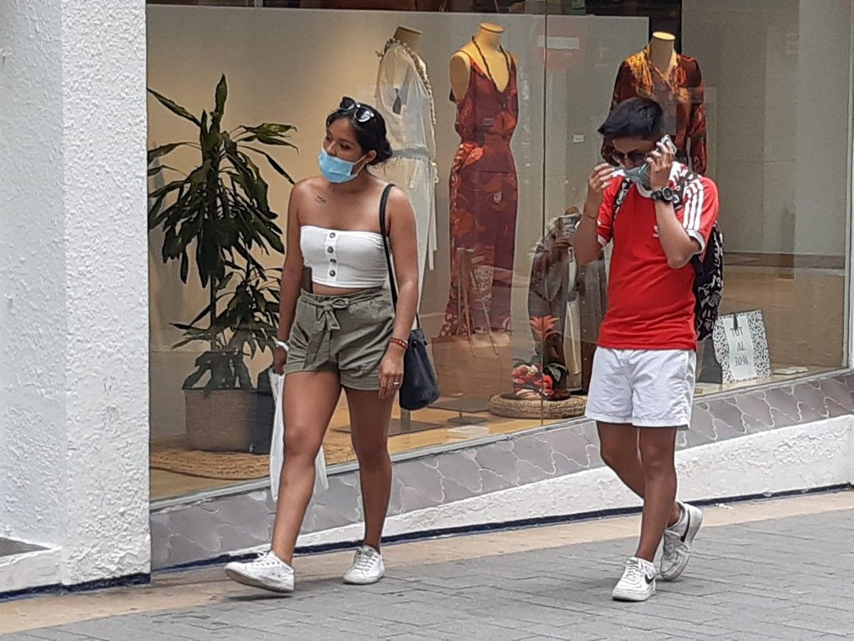 Joves amb mascareta passejant per Sitges, el juliol.