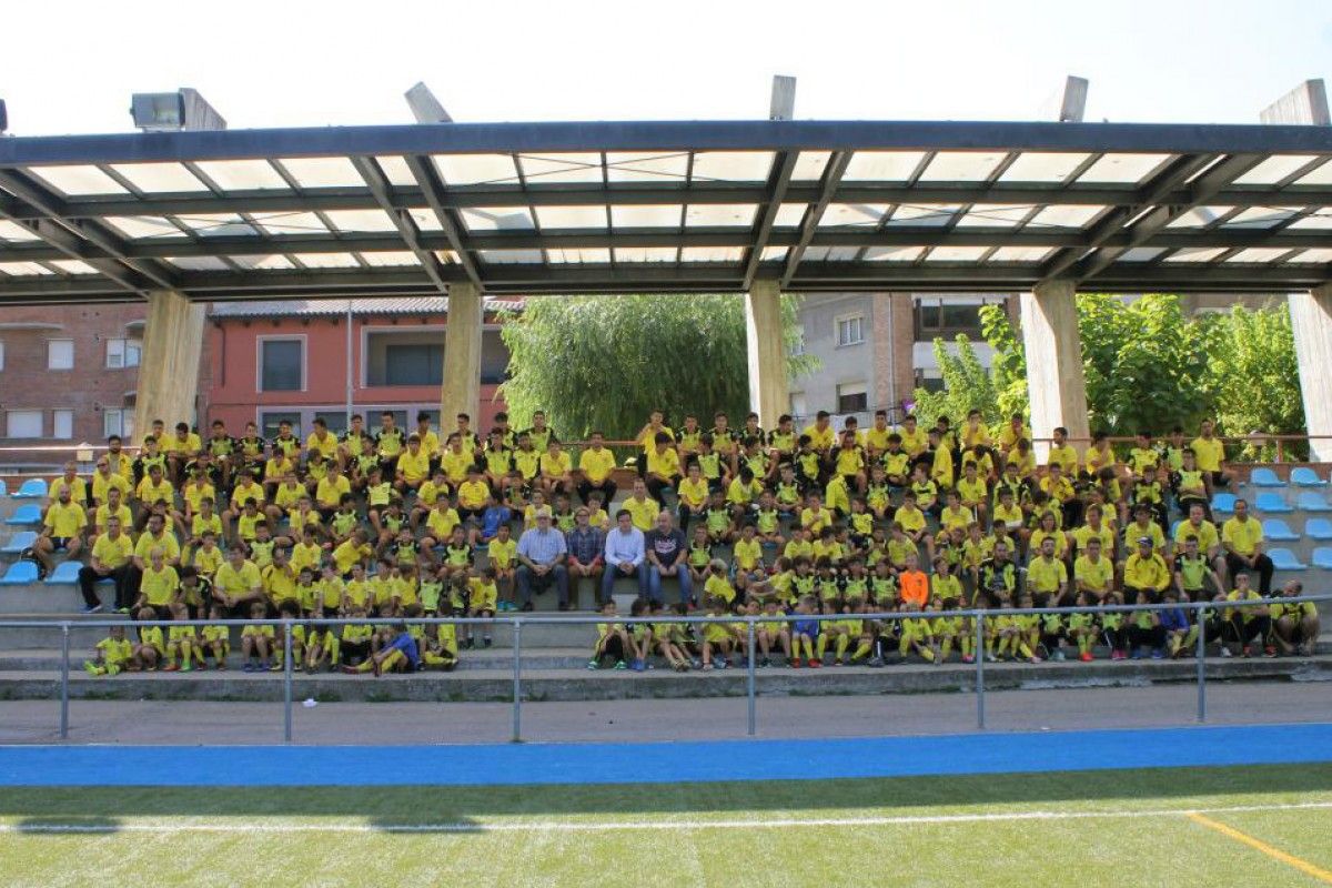 Més de 200 jugadors i 40 tècnics es fan la foto de família de l'Escola de Futbol del Ripollès 2017/18