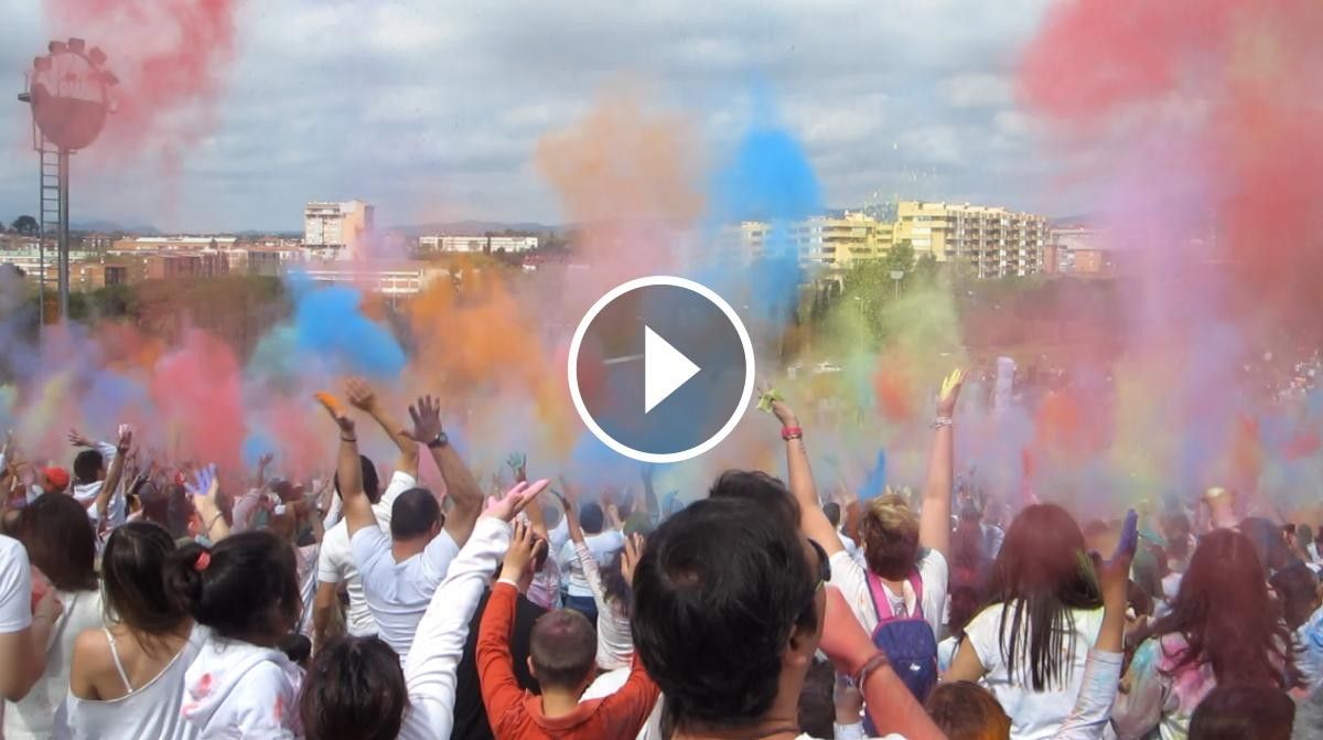 Llançament de colors al Holi 2016 de Sabadell