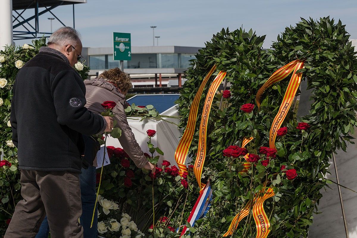 Familiars de les víctimes deixant flors a la placa que recorda la tragèdia