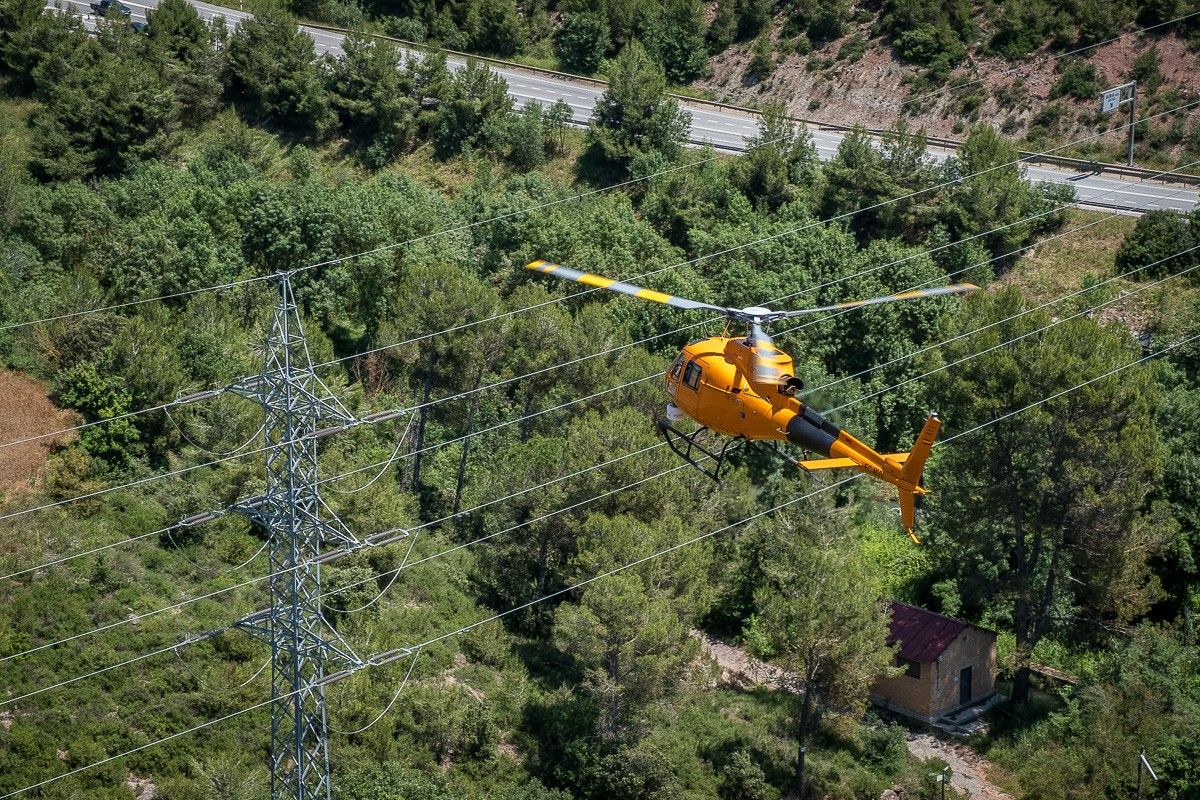 Un helicòpter d'Endesa treballant a tocar d'una línia elèctrica