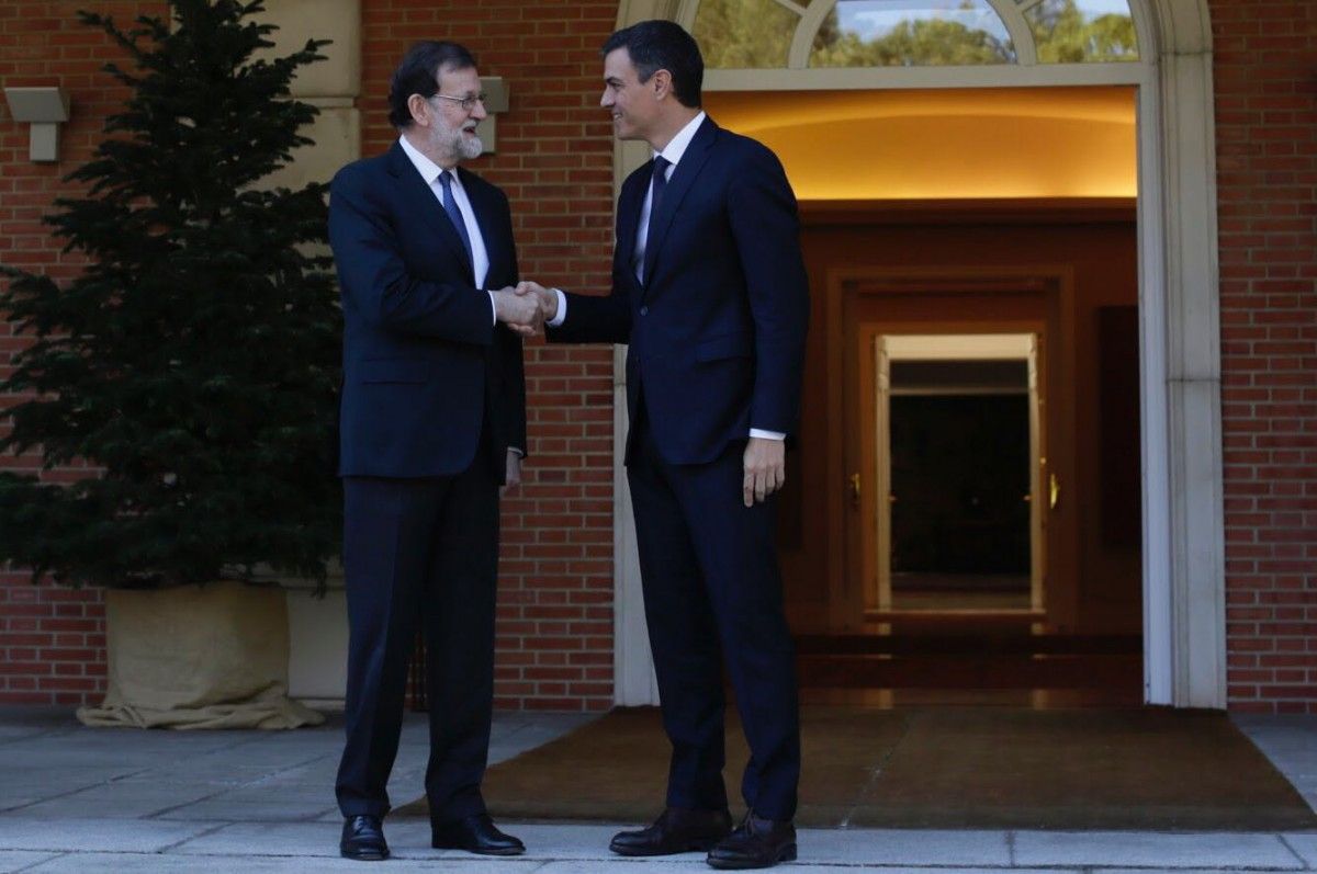 Mariano Rajoy i Pedro Sánchez, a l'exterior de la Moncloa