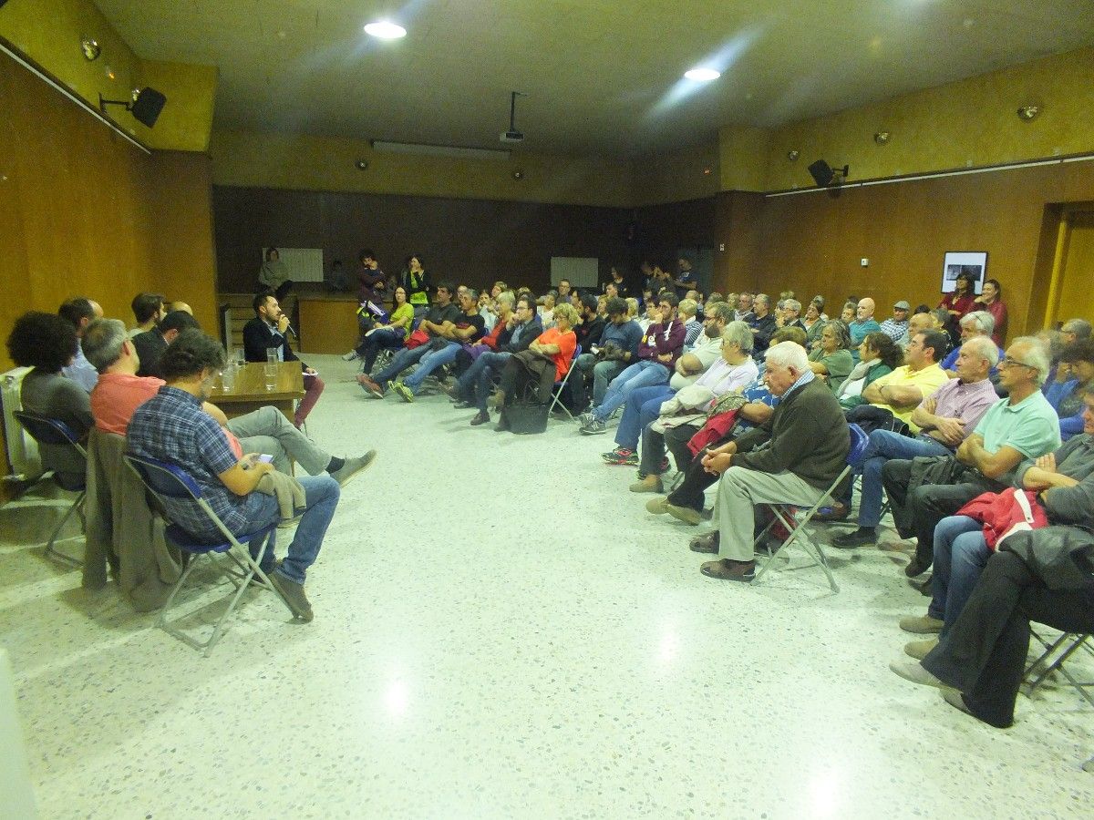 Més d'un centenar de persones han assistit a l'acte unitari dels partits i les entitats sobiranistes a la sala Auditori del centre cívic de Campdevànol