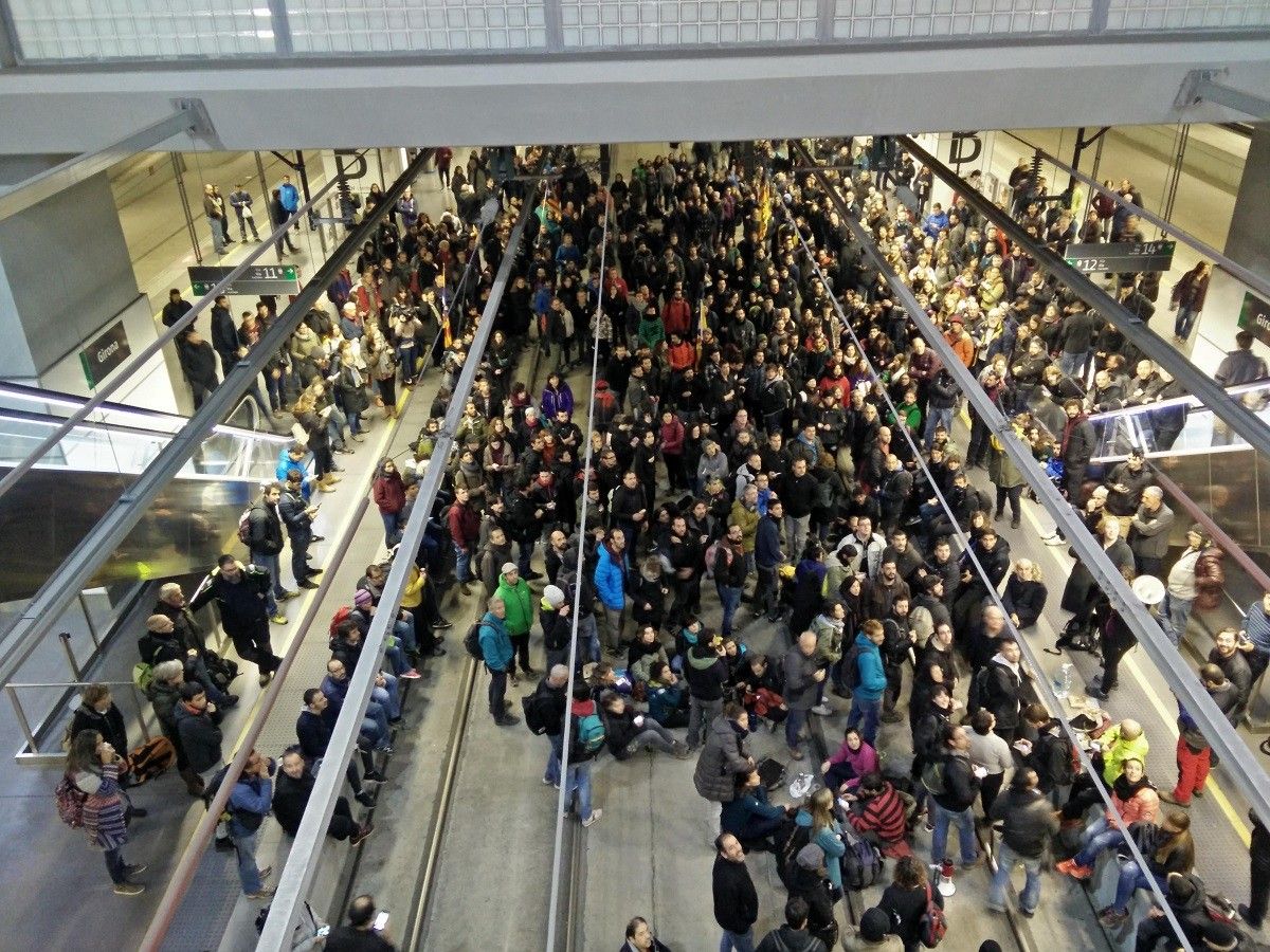 Centenars de persones tallen la circulació de l'AVE a Girona.