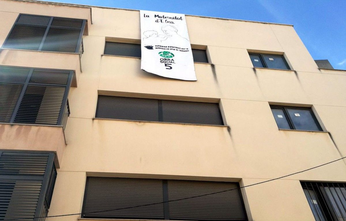 La pancarta de la PAHC que anuncia l'ocupació de l'edifici