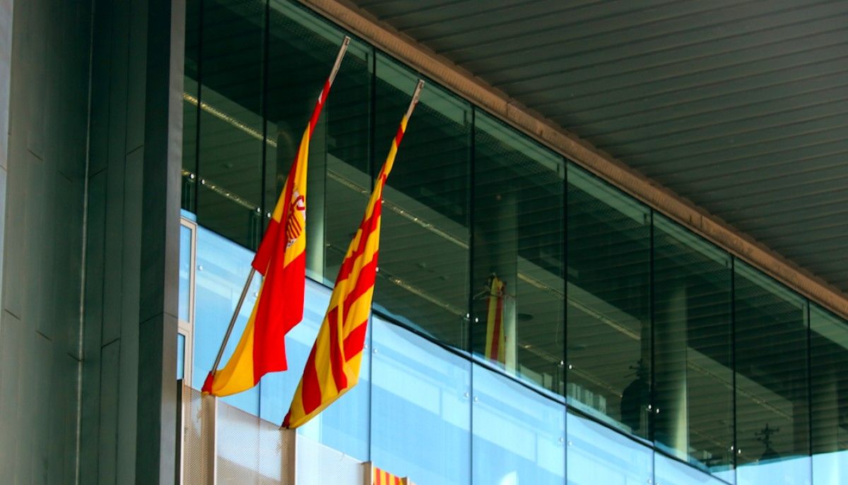 La bandera espanyola ja oneja a la Delegació del Govern de Girona.