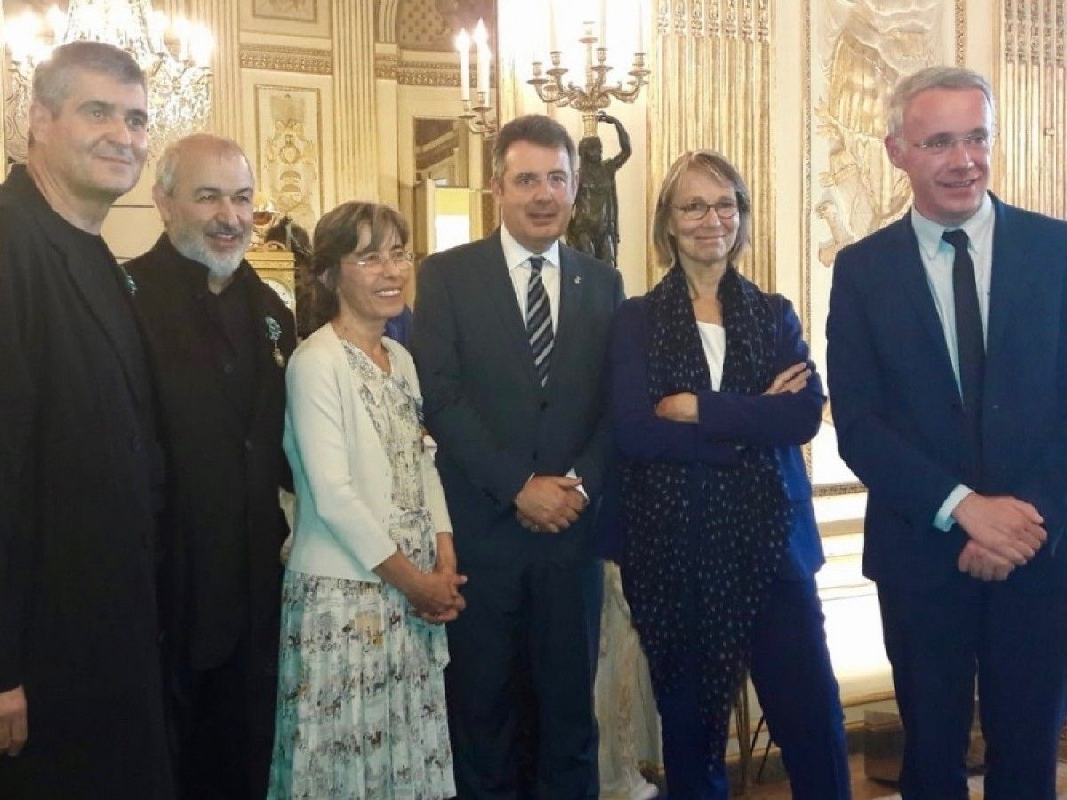 L'equip de RCR Arquitectes, el president i el vicepresident de la Diputació de Girona, i la ministra de Cultura francesa, Françoise Nyssen.