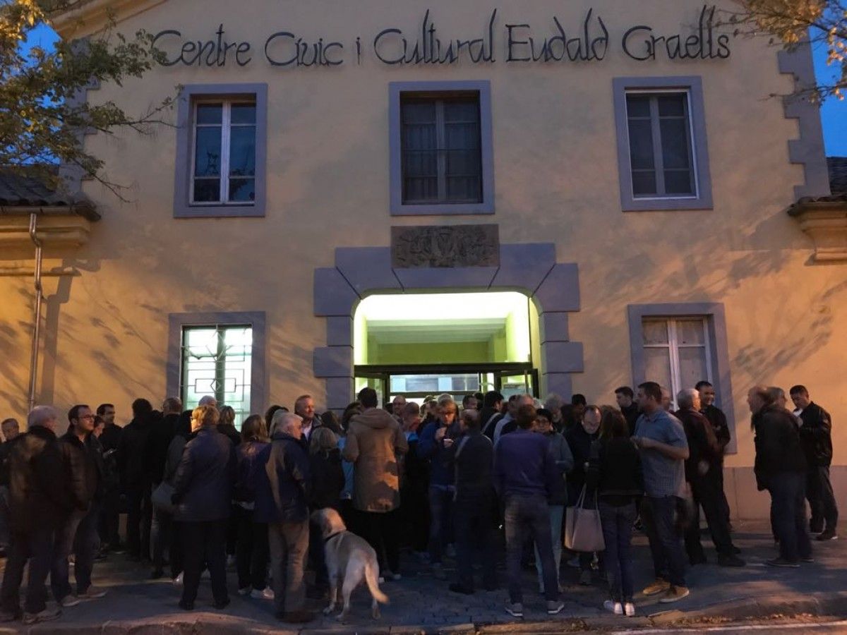 Una multitud davant la Sala Eudald Graells de Ripoll