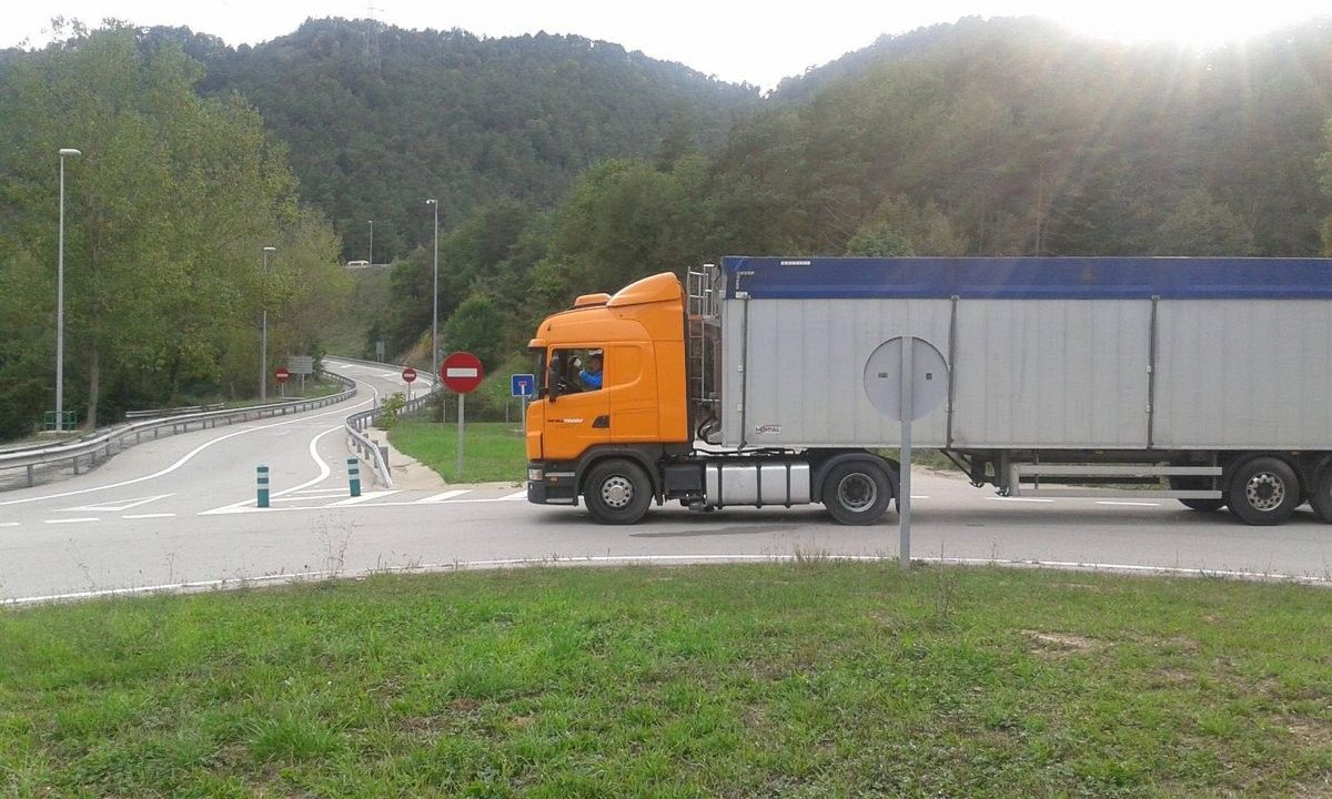 Camió a punt de tallar la carretera a Ripoll