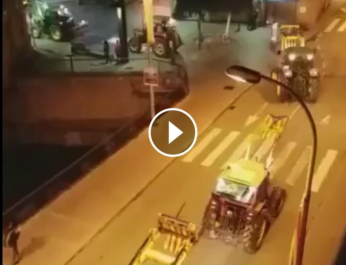 Tractors arribant a la Lira de Ripoll amb estelades