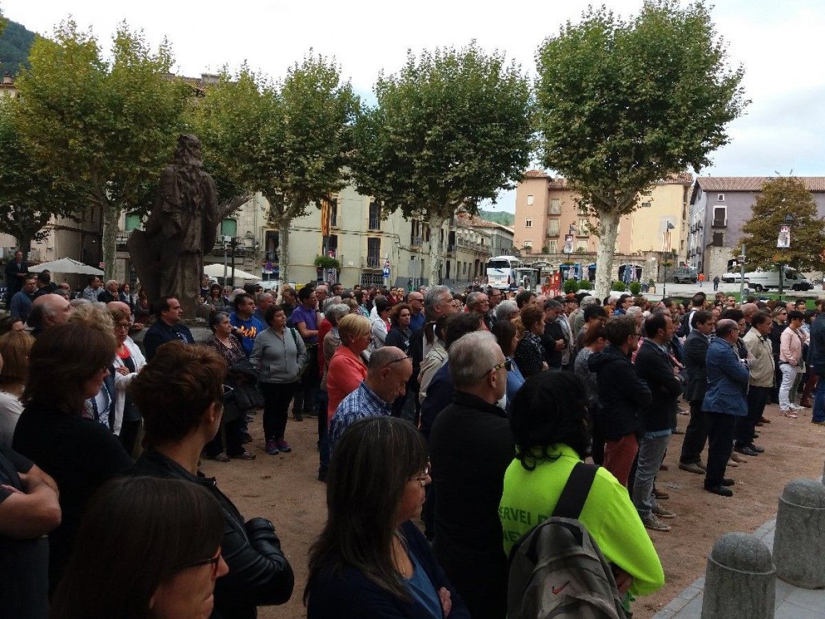 Concentració a la plaça de l'Ajuntament de Ripoll en condemna de la violència pel referèndum