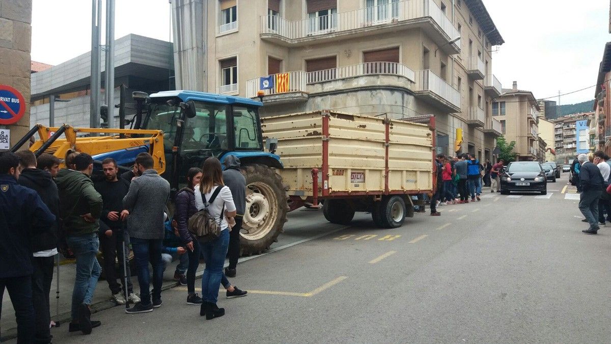 Un tractor protegint un col·legi electoral de Ripoll, aquest diumenge
