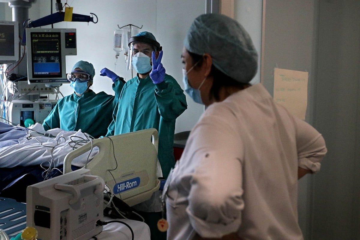 Personal sanitari en un espai d'atenció hospitalària per a pacients afectats per coronavirus